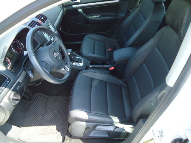 2010 Volkswagen Jetta AWD - Leather Sunroof At R