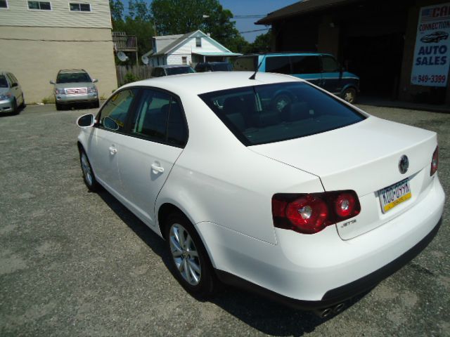 2010 Volkswagen Jetta AWD - Leather Sunroof At R