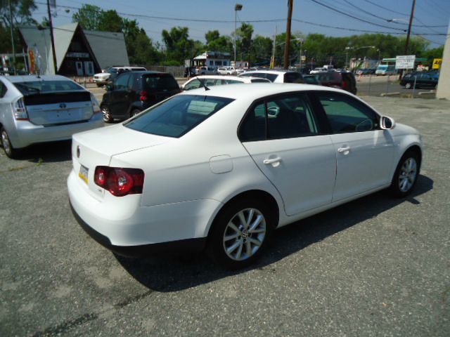 2010 Volkswagen Jetta AWD - Leather Sunroof At R