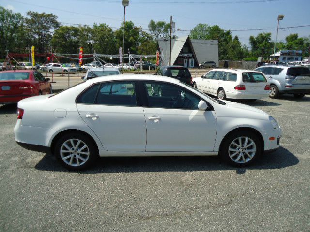 2010 Volkswagen Jetta AWD - Leather Sunroof At R