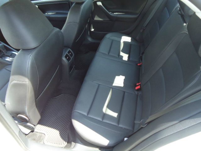 2010 Volkswagen Jetta AWD - Leather Sunroof At R