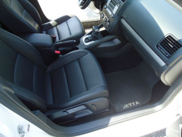 2010 Volkswagen Jetta AWD - Leather Sunroof At R