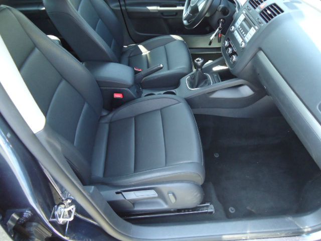 2010 Volkswagen Jetta AWD - Leather Sunroof At R