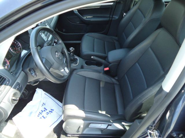 2010 Volkswagen Jetta AWD - Leather Sunroof At R