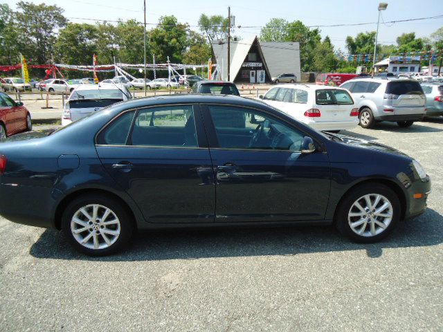 2010 Volkswagen Jetta AWD - Leather Sunroof At R