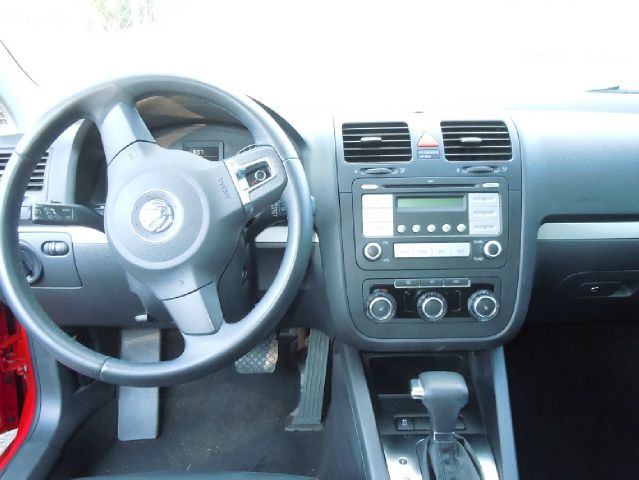 2010 Volkswagen Jetta AWD - Leather Sunroof At R