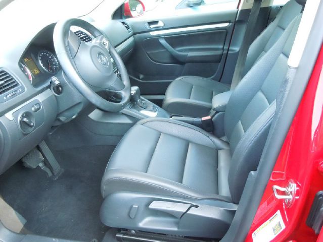 2010 Volkswagen Jetta AWD - Leather Sunroof At R