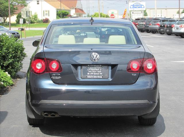 2010 Volkswagen Jetta 4dr Quad Cab 155 WB 4WD