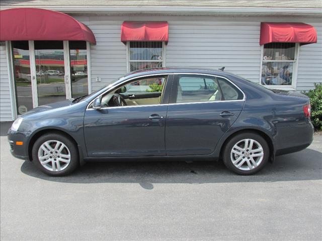 2010 Volkswagen Jetta 4dr Quad Cab 155 WB 4WD