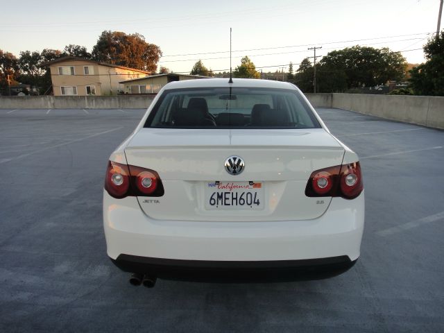 2010 Volkswagen Jetta AWD - Leather Sunroof At R