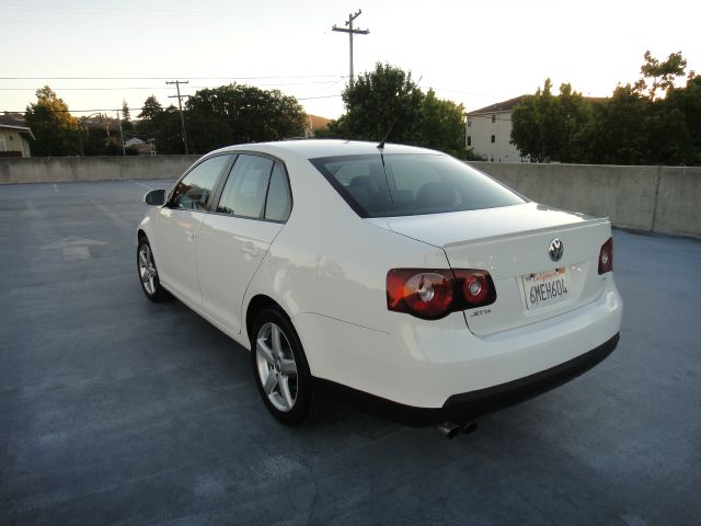 2010 Volkswagen Jetta AWD - Leather Sunroof At R