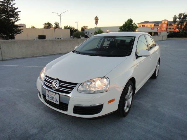 2010 Volkswagen Jetta AWD - Leather Sunroof At R