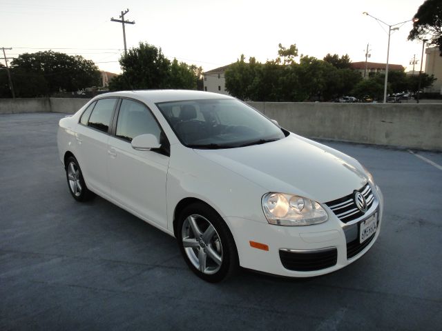 2010 Volkswagen Jetta AWD - Leather Sunroof At R