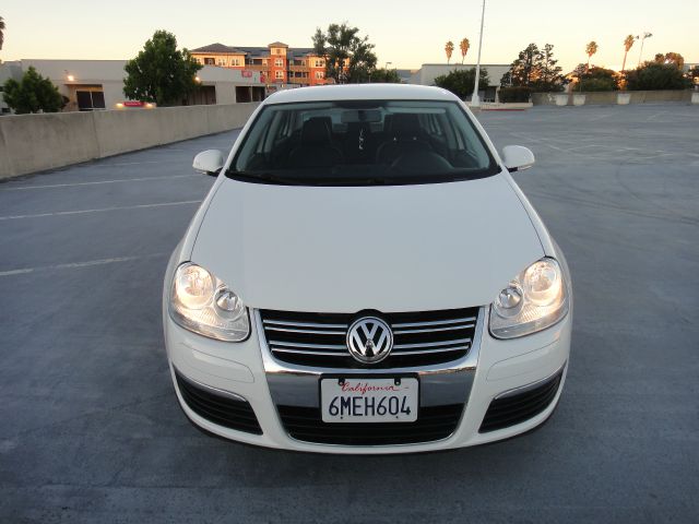 2010 Volkswagen Jetta AWD - Leather Sunroof At R