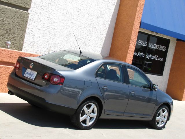 2010 Volkswagen Jetta AWD - Leather Sunroof At R