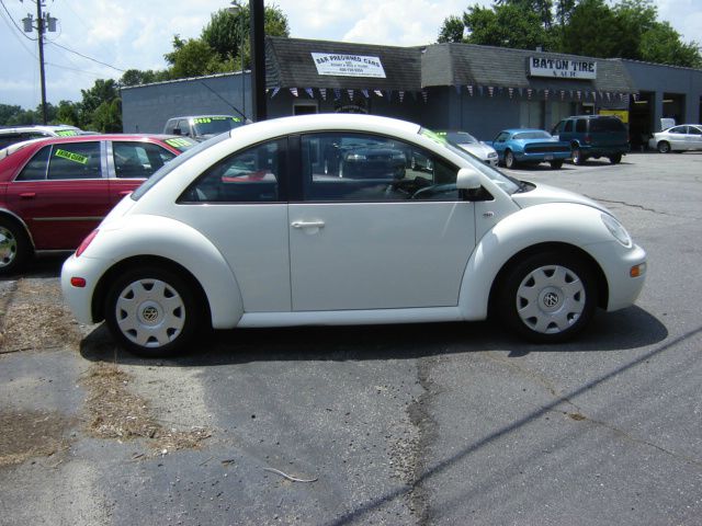 1999 Volkswagen New Beetle S Sedan