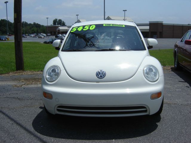 1999 Volkswagen New Beetle S Sedan