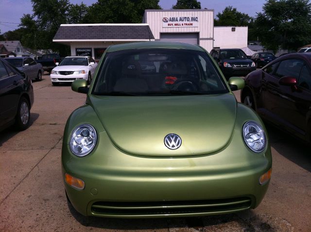 2001 Volkswagen New Beetle S Sedan