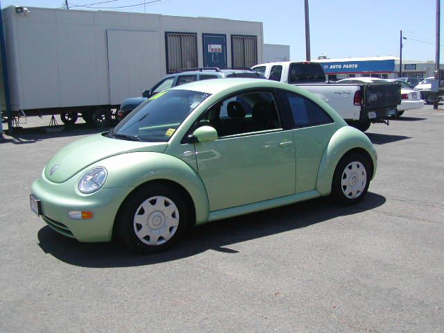 2002 Volkswagen New Beetle S Sedan