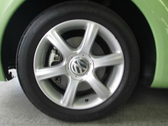 2004 Volkswagen New Beetle 3/4 Ton