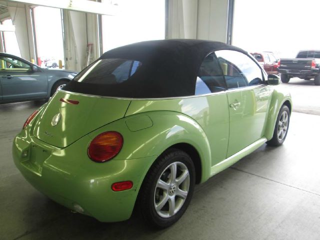 2004 Volkswagen New Beetle 3/4 Ton