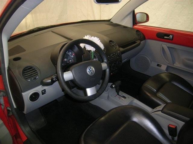 2004 Volkswagen New Beetle FWD 4dr Sport