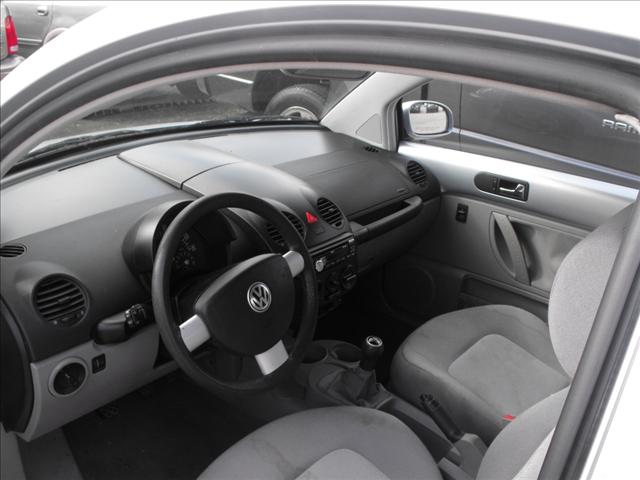 2004 Volkswagen New Beetle S Sedan