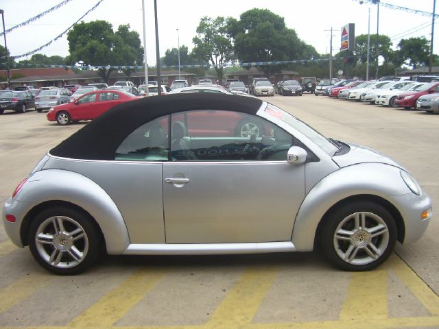 2004 Volkswagen New Beetle 3/4 Ton