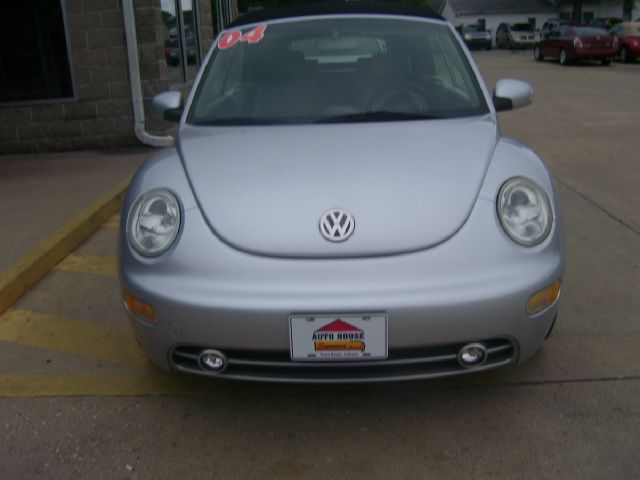 2004 Volkswagen New Beetle 3/4 Ton