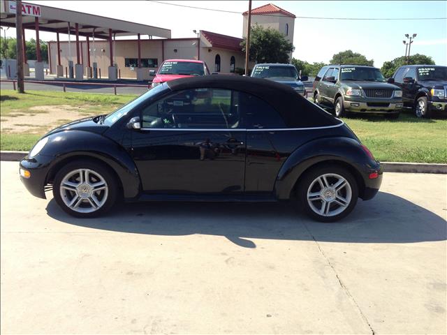 2004 Volkswagen New Beetle 3/4 Ton