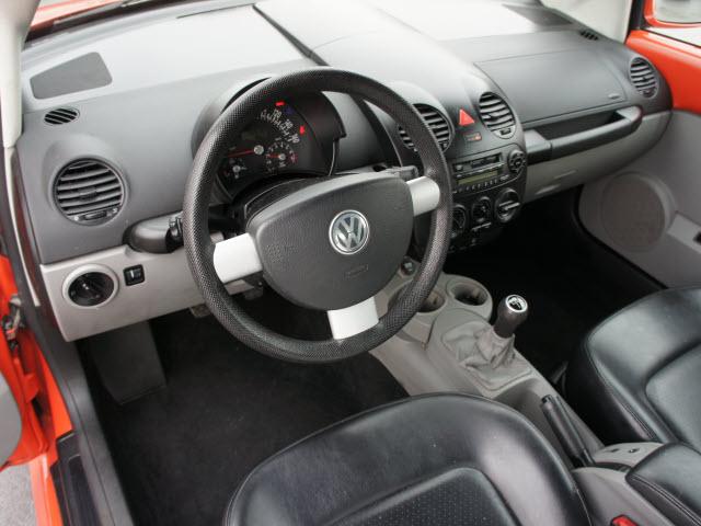 2004 Volkswagen New Beetle FWD 4dr Sport