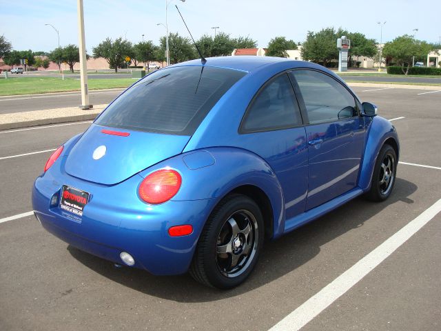 2004 Volkswagen New Beetle 2500 HD Laramie CREW CAB S/B