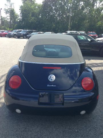 2004 Volkswagen New Beetle 3/4 Ton