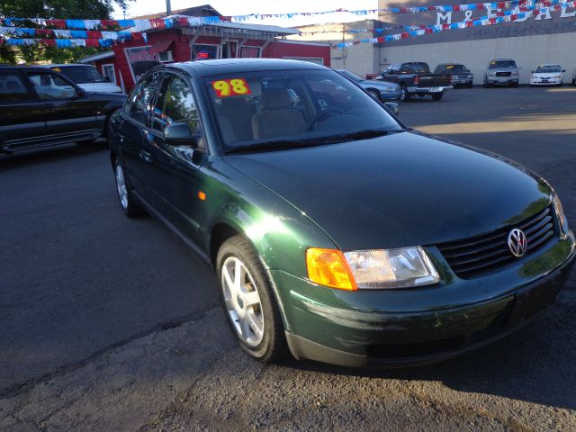 1998 Volkswagen Passat FWD 4dr Sport