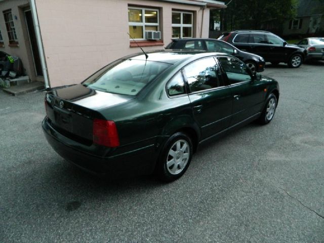 1998 Volkswagen Passat FWD 4dr Sport