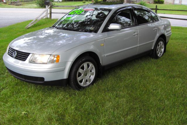 1999 Volkswagen Passat FWD 4dr Sport