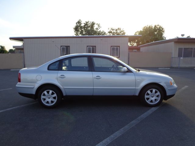 1999 Volkswagen Passat FWD 4dr Sport