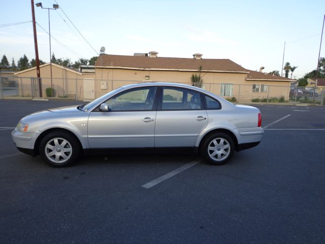 1999 Volkswagen Passat FWD 4dr Sport