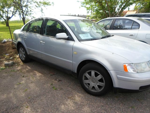 1999 Volkswagen Passat FWD 4dr Sport