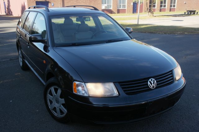 1999 Volkswagen Passat FWD 4dr Sport