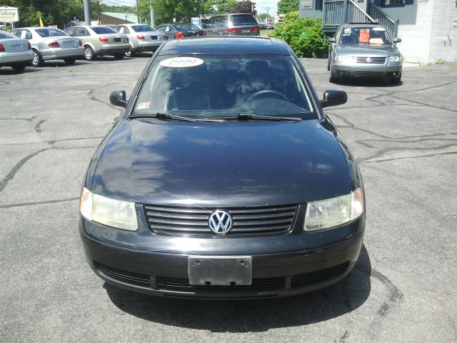 1999 Volkswagen Passat FWD 4dr Sport