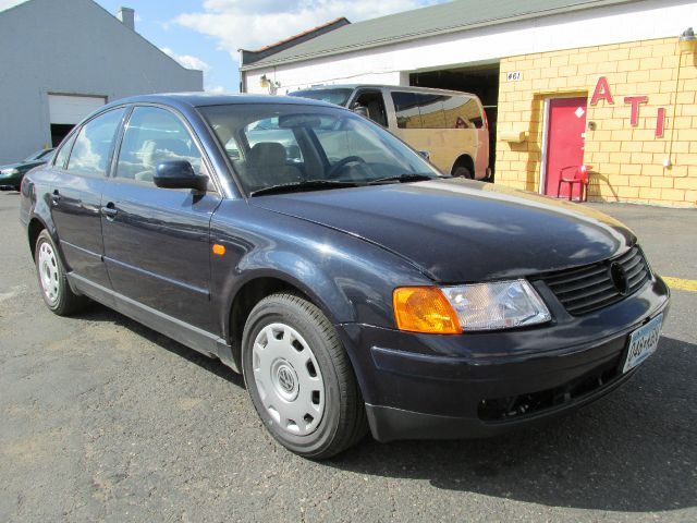 1999 Volkswagen Passat FWD 4dr Sport