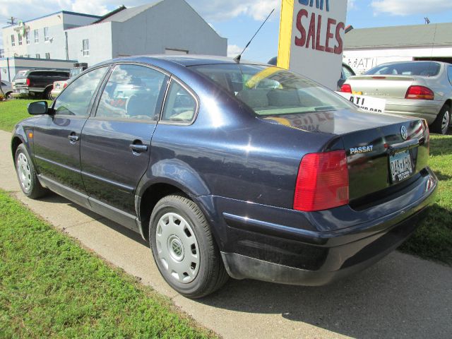 1999 Volkswagen Passat FWD 4dr Sport