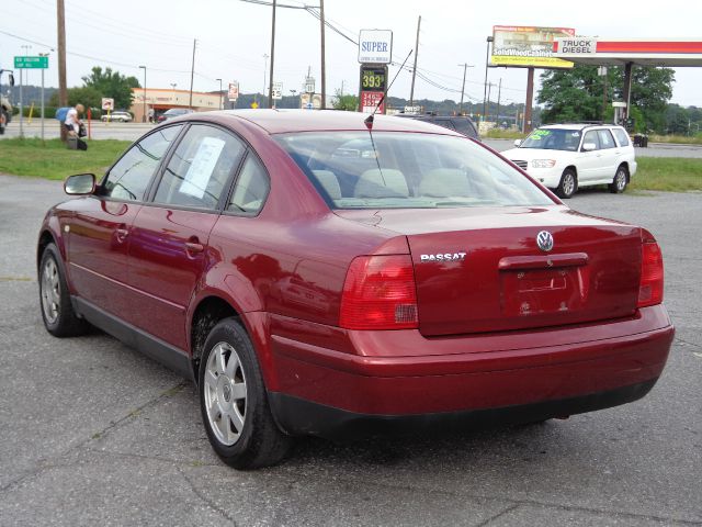 2000 Volkswagen Passat FWD 4dr Sport