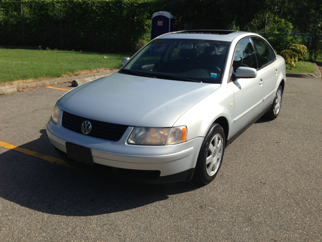 2000 Volkswagen Passat FWD 4dr Sport