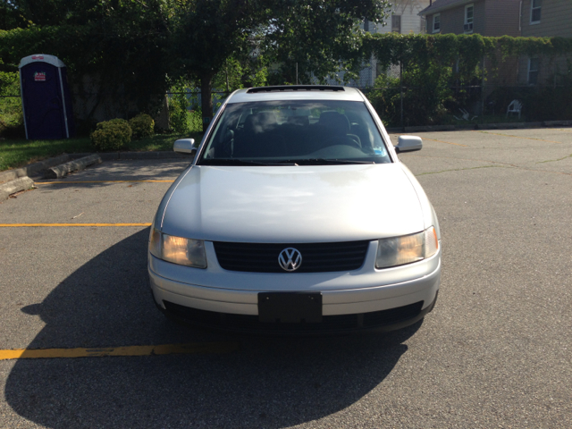 2000 Volkswagen Passat FWD 4dr Sport