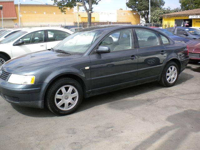 2000 Volkswagen Passat FWD 4dr Sport