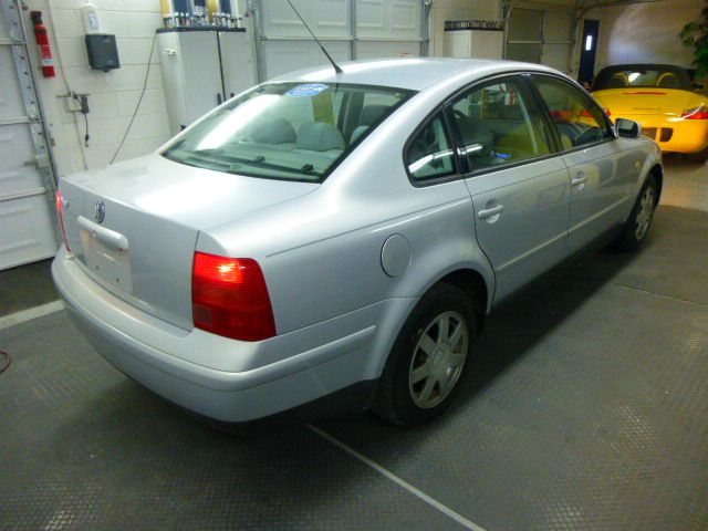 2000 Volkswagen Passat FWD 4dr Sport