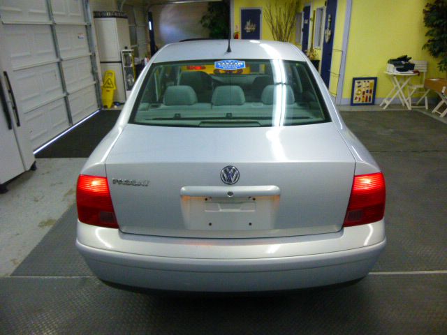 2000 Volkswagen Passat FWD 4dr Sport