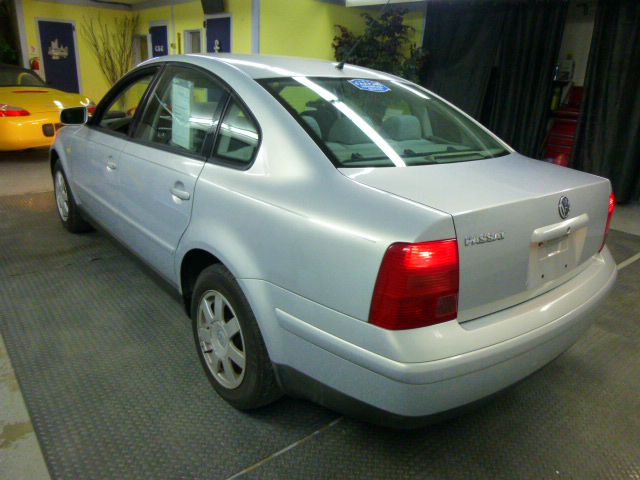 2000 Volkswagen Passat FWD 4dr Sport